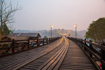 Obraz premium People move cross the Mon Bridge.