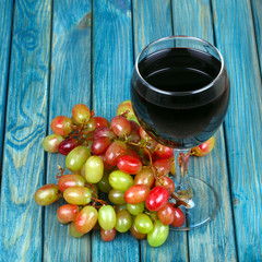 Red wine nd bunch of grapes