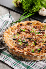 Tart with chicken, mushrooms and cheese