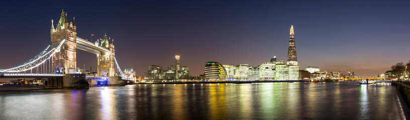 Obrazy na Plexi  Panorama od Tower Bridge do Shard w Londynie