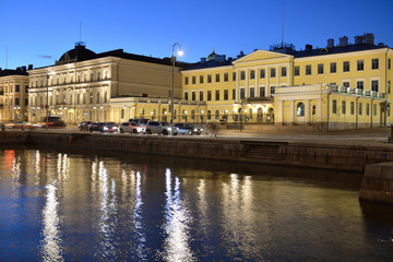 Fototapeta premium Presidential Palace and Supreme Court of Finland are situated on north side of Esplanadi, overlooking Market Square