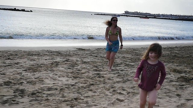 maman et sa fille courant sur la plage(slow motion)