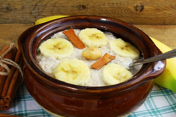 Oatmeal porridge in bowl topping with banana cinnamon 