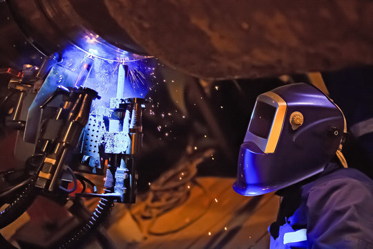 Butt welding underwater pipeline using automatic equipment. Mobile system for welding pipelines. The construction of an underwater gas pipeline. Plasma welding.
