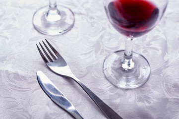 Copas de vino con cubiertos