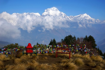 Man geconfronteerd met Dhaulagiri berg, Nepal