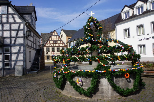 Osterkranz am Martinsbrunnen