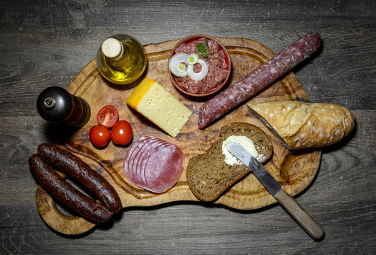 herzhafte Wurst- und K&auml;seplatte mit Brot  von oben