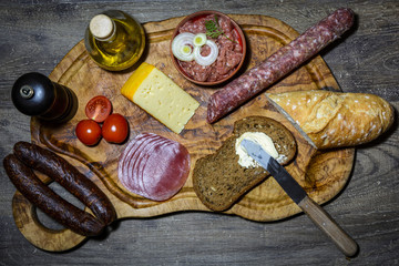 rustikale Brotzeit mit Wurst und Käse 