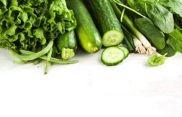 Crédence de cuisine en verre imprimé Légumes Légumes verts frais sur fond de bois
