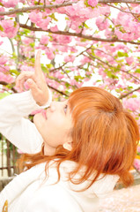 Obraz na płótnie Canvas 満開の桜と若い女性