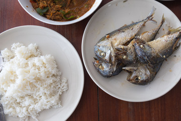 Mackerel deep fry with rice (Thai food)