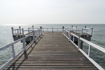 Obraz premium wooden bridge at a beautiful beach on sunny day in Thailand