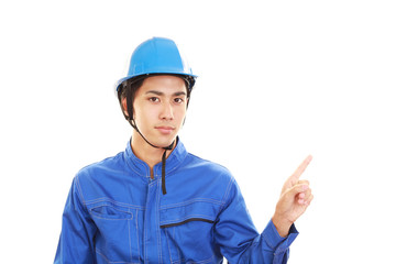 指示する笑顔の労働者