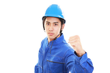 ガッツポーズの労働者