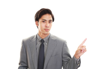 指示する笑顔のビジネスマン