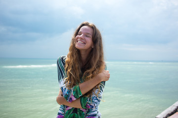 The happy girl, being in tropics, is a lot of seas, grass, trees, warm photo, girl the being at the sea, fashionable zhknshchina, a smile upon the face