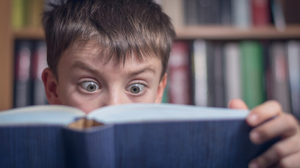 Kind liest spannendes Buch