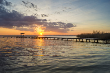 Fototapeta na wymiar Piękny,wielobarwny zachód słońca nad jeziorem