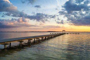 Piękny,wielobarwny zachód słońca nad jeziorem © Mike Mareen