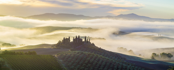 Piękny mglisty toskański pejzaż o poranku - obrazy, fototapety, plakaty