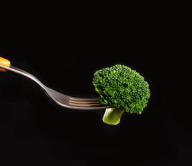 Brocoli caliente en un tenedor. Brocoli hervido.