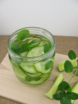 Detox Wasser mit Gurke und Minze