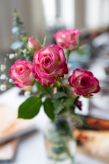 Blumenvase mit Rosen