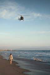 Fliegender Helikopter am Strand © Ingairis