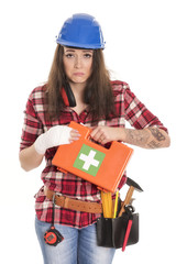 Frau mit erste Hilfe Koffer hat eine verbundene Hand