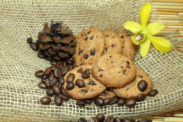 Obraz na płótnie Canvas cookie and coffee beans