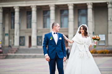 Naklejka premium Wedding couple walk to the central square backgound theater with