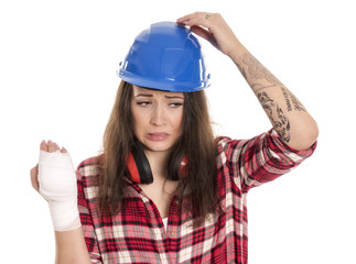 Weiblicher Handwerker mit Verband an der Hand