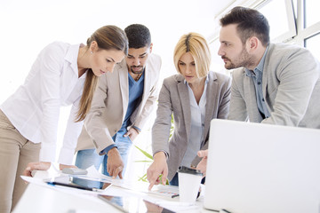 Fototapeta premium Grupa ludzi biznesu, omawiając