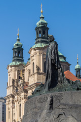 Fototapeta premium Jan-Hus-Denkmal mit Nicolaikirche