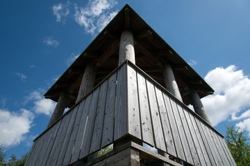 Hölzerner Turm aus Froschperspektive