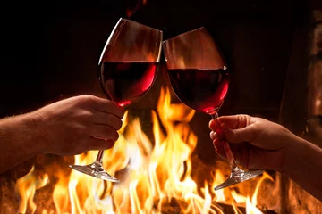 Photo sur Plexiglas Vin Hands toasting wine glasses