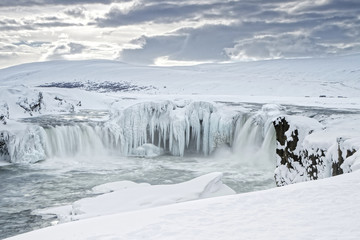 La cascade de Godafoss en hiver