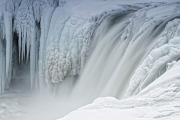 Fototapeta na wymiar Détail de la cascade de Godafoss en hiver