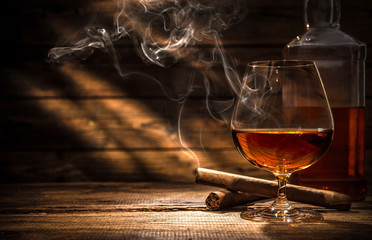 Whiskey with smoking cigar - obrazy, fototapety, plakaty