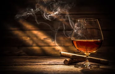 Foto auf Acrylglas Alkohol Whisky mit rauchender Zigarre