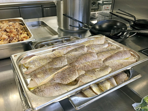 Zanderfilets mit Butter und Zitronensaft auf gestapelte Gastronorm Bleche zum backen