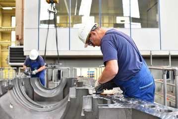 Industriearbeiter bei der Montage im Maschinenbau // Industrial workers during assembly in...