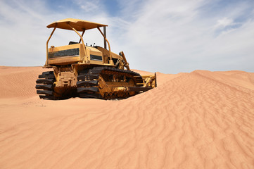 Planierraupe in der Wüste