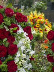 Rote Rosen vor einem frischen Grab, Frankfurt, Hessen, Deutschland