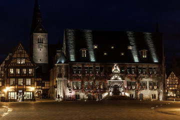 historisches Rathaus von Quedlinburg bei Nacht