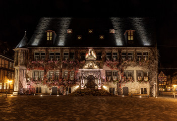 historisches Rathaus von Quedlinburg bei Nacht