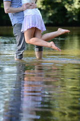 junges Paar hat Spaß im Wasser