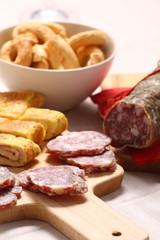 Salame nel tagliere con frittata