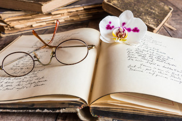 Brille, Orchidee, Tagebuch